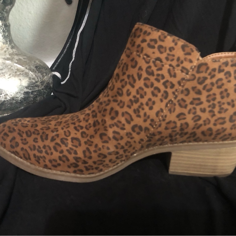 Short boots leopard print fabric, zip side , new. Time and tru brand. Size 9